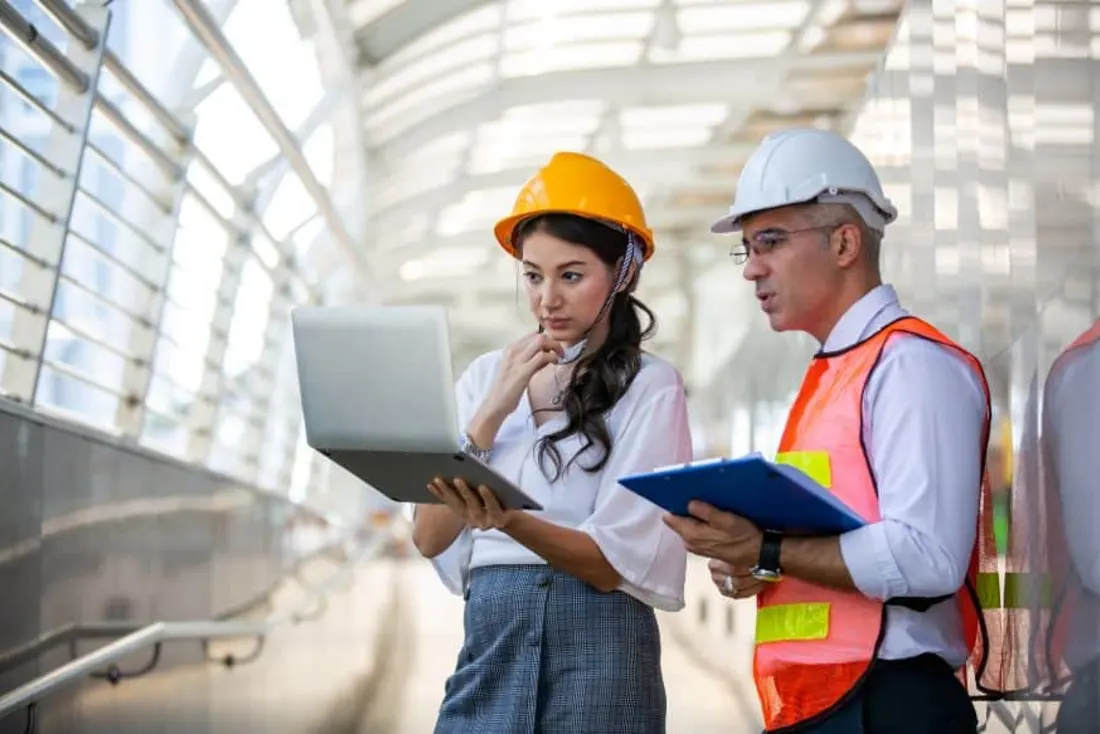 Practicante de ingeniería revisando un proyecto con un supervisor