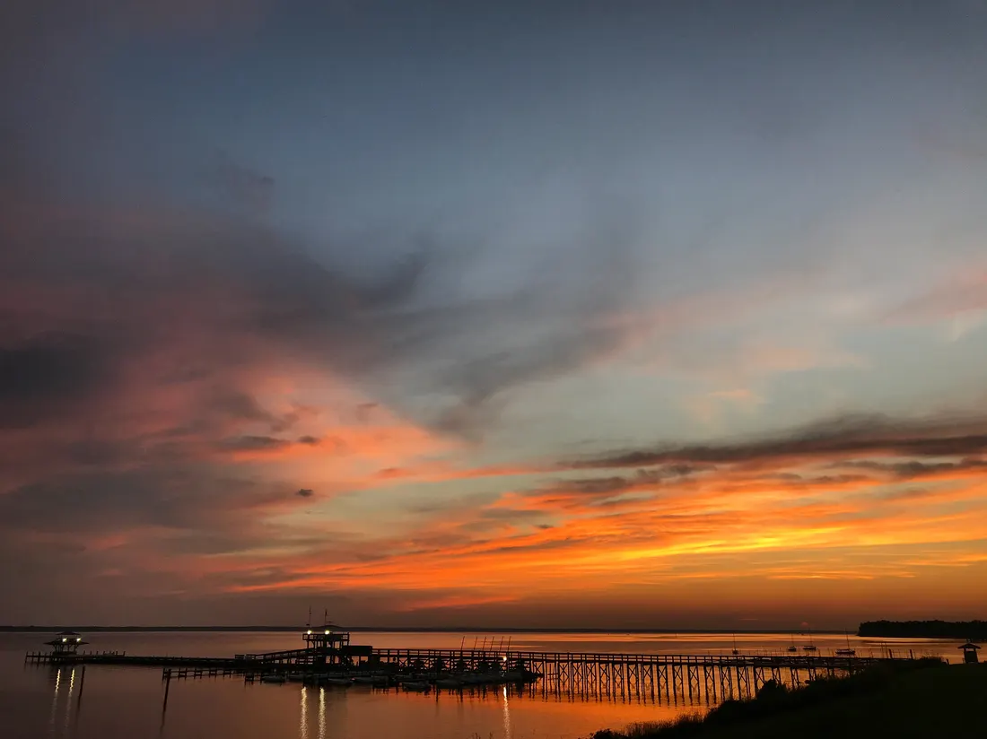 Atardecer sobre el lago del campamento