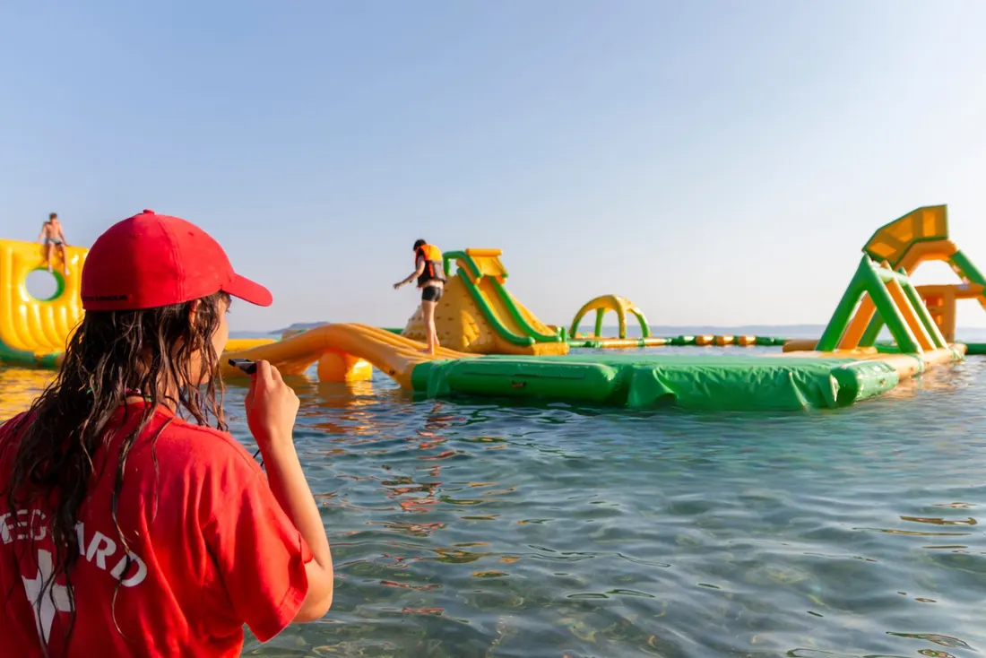 Salvavidas vigilando un parque acuático en un resort de verano